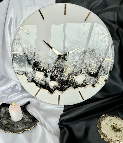 Design wall clock a unique piece handmade from resin / epoxy resin ✨✨ The glass-like surface makes the clock look very classy, luxurious and is a real eye-catcher and highlight in every room✨ Beautiful hand-cast items with great attention to detail! ✨Dimensions: 40 cm ✨Colors: Black, Gold and White All products are handmade or hand-finished and designed by me with a lot of love. Customer requests/individualizations/personalizations: If you have any special requests you can contact me. No matter Resin Sea, Resin Clock, Handmade Wall Clocks, Waves Ocean, Jewelry Beach, Schwarz Gold, Large Jewelry, Sea Waves, Design Wall