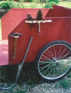 Neat idea here if you need a cart and want to try making your own. My son in law Troy could make one for his big place I am sure. Diy Yard Cart With Wheels, Garden Cart Diy, Garden Cart Ideas, Tool Cart Ideas, Gardening Cart, Diy Cart, Yard Cart, Metal Edging, Garden Cart