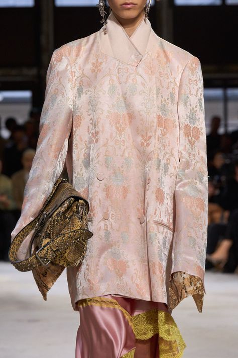 Dries Van Noten Spring 2025 Ready-to-Wear
https://www.vogue.com/fashion-shows/spring-2025-ready-to-wear/dries-van-noten/slideshow/detail#115 Spring 2025, Hijabi Outfits Casual, Abaya Fashion, Vogue Runway, Dries Van Noten, Spring Dress, Spring Collection, Fashion Details, Formal Wear