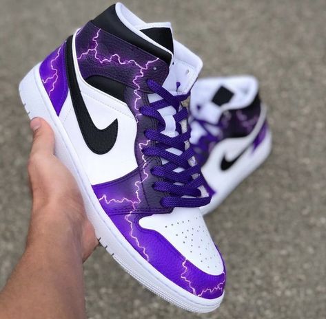 Stile Harry Potter, Nike Shoes Women Fashion, Purple Lightning, Pretty Sneakers, Nike Fashion Shoes, Preppy Shoes, Jordan Shoes Retro, Custom Nike Shoes, All Nike Shoes