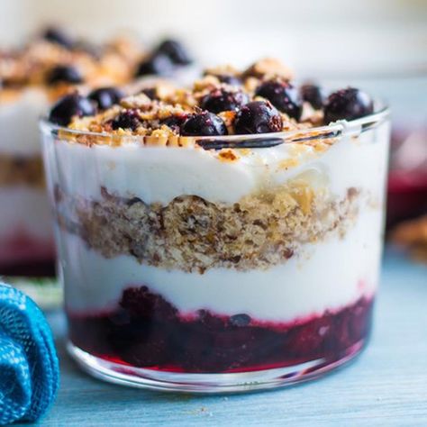 Greek Yogurt Parfait Recipes, Greek Yogurt Recipes Dessert, Yogurt Dessert Recipes, High Protein Granola, Greek Yogurt Dessert, Low Sugar Granola, High Protein Yogurt, Yogurt Parfait Recipe, Greek Yogurt Parfait