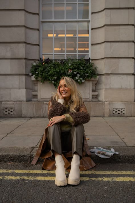 London Women, In The Street Photoshoot, Lifestyle Street Photography, Winter Street Style Photoshoot, Street Style Portrait, Photoshoot Winter, Street Style Photos, Street Foto, Fall Fashion Campaign