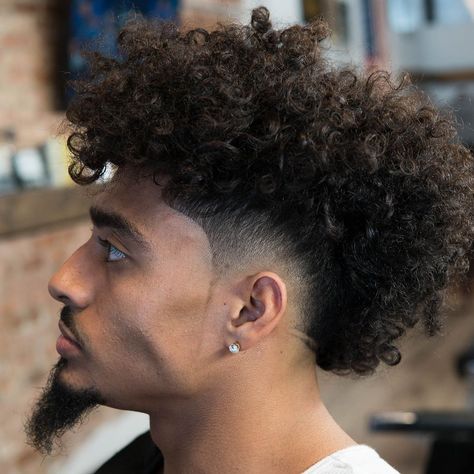 Boys and girls applying different colors to their hairs and enhancing their style game.Recently the black guys with blonde hairs are raising quite a few eyebrows.To know more https://bit.ly/2CDFBN0 #blackguyswithblondehairs #Fashionterest Burst Fade Mohawk, Curly Mohawk Hairstyles, Types Of Fade Haircut, Curly Afro Hair, Mohawk Haircut, Mohawk Hairstyles Men, Curly Mohawk, Curly Hair Fade, Tapered Haircut