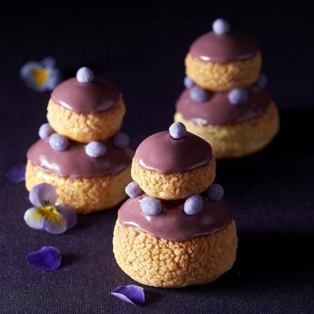 Découvrez la recette des religieuses au cassis, une pâtisserie revisitée à réaliser avec votre Cooking Chef.  #kenwood #cookingchef #religieuse #patisserie #cassis #ideepatisserie #recette #dessert Mango Dessert Recipes, French Cookies, Mango Dessert, Choux Pastry, Milk Cookies, French Cooking, Cooking Chef, Bread Cake, Eclairs