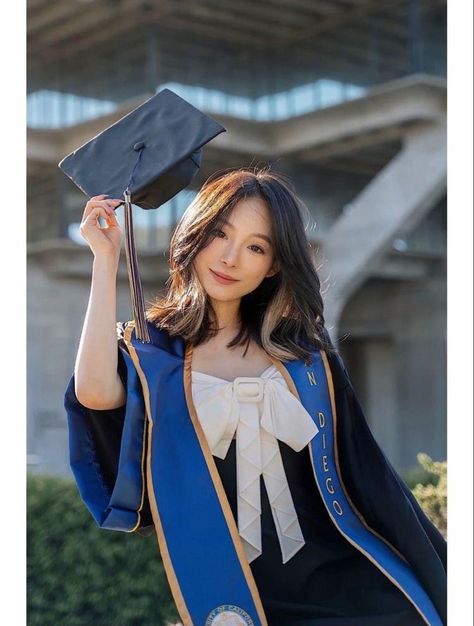 Graduation Outfit Ideas Korean, Map Photoshoot, Korean Graduation Outfit, Pre Convo Photoshoot Idea, Graduation Pictures Studio, Creative Shot For Graduation Studio, Family Graduation Photoshoot, Korean Graduation, College Graduation Photo Ideas