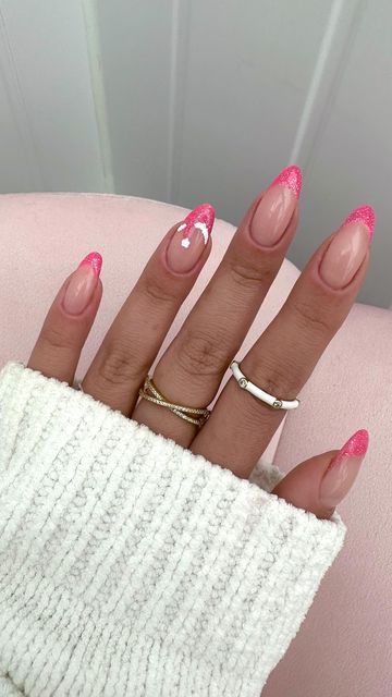 Pink Christmas Nails Santa Hat, Christmas Santa Hat Nails, Pink Santa Hat Nails, Christmas Nails Painted, Pink Festive Nails, Nails Pink Christmas, Simple Christmas Nails Pink, Pink December Nails, Pink Santa Nails