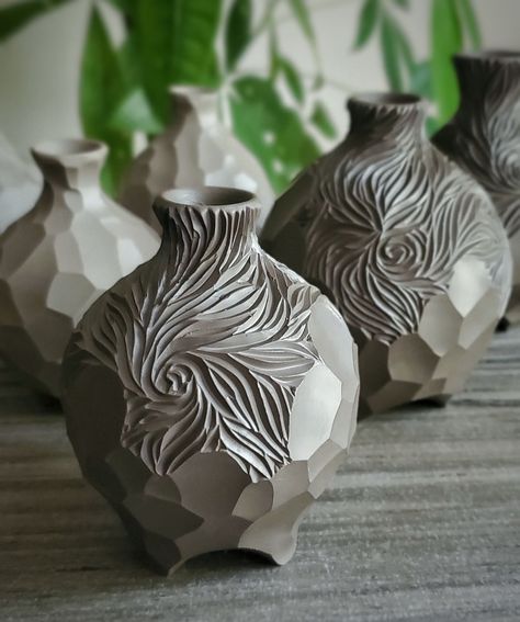 Beautiful Pottery Ceramic Art, Ceramic Vase Carving, Mushroom Vase Ceramic, Pottery Hand Build Ideas, Carved Pottery Vase, Carved Pottery Bowls, Carved Vases Ceramic Pottery, Ceramic Texture Ideas, Carved Ceramic Vase