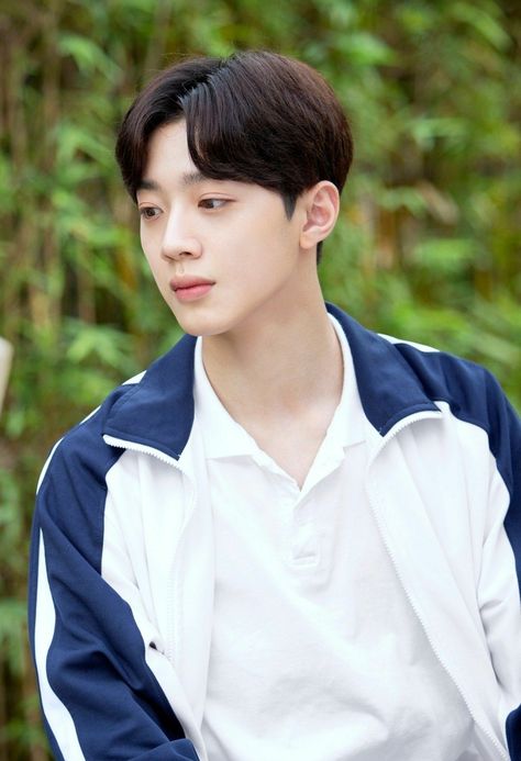 Liang Younian, Lai Kuanlin, Guan Lin, Lai Guanlin, Lai Kuan-lin, Most Handsome Actors, Disney Princess Wallpaper, Dark Art Illustrations, Best Photo Poses