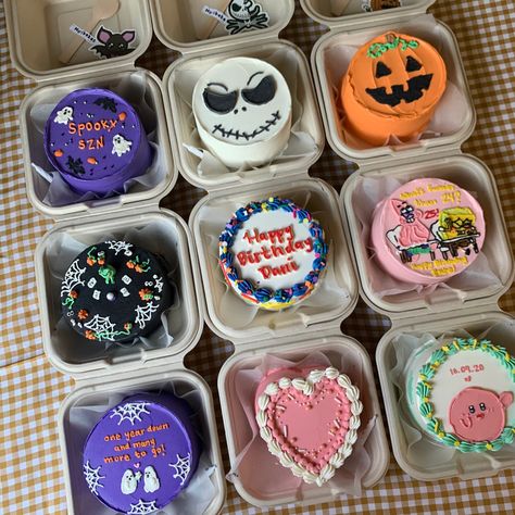 Lunchbox Cake Halloween, Halloween Lunchbox Cakes, Halloween Bento Cake, Lunchbox Cake Ideas, Mini Halloween Cakes, Lunch Box Cakes, Lunchbox Cake, Halloween Lunch Box, Box Cakes