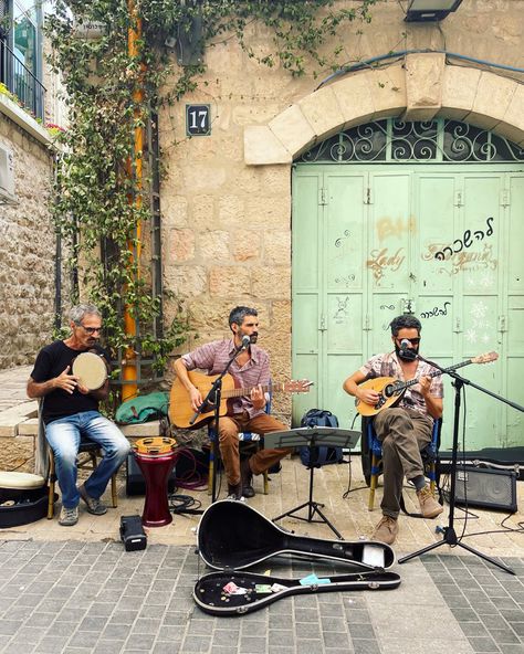 Street Musician Aesthetic, Moodboard Photography, Dobro Vece, Dobro Veče, Street Musicians, Street Performers, Italian Street, Street Musician, Street Fair