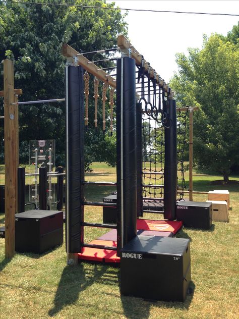 Monkey bars + another view Ninja Warrior Backyard, Backyard Jungle Gym, Ectomorph Workout, Backyard Obstacle Course, Backyard Gym, Ninja Warrior Course, Workout No Equipment, Diy Gym, Diy Workout