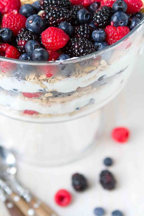 Your favorite fruit and yogurt parfait goes big! Layer all of the ingredients into a trifle bowl for a dish that will feed a crowd. 154 calories and 3 Weight Watchers Freestyle SP #breakfastrecipes #weightwatchers #myfitnesspal #vegetarian Yogurt Parfait Trifle Bowl, Parfait Trifle, Berry Yogurt Parfait, Breakfast Yogurt Parfait, Trifle Recipes Easy, Fruit And Yogurt Parfait, Berry Yogurt, Christmas Breakfast Recipe, Healthy Brunch Recipes