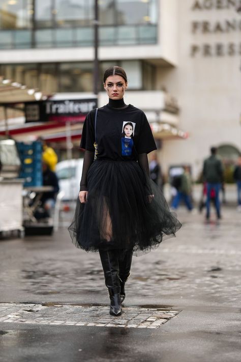 15 Stylish Ideas on What to Wear with a Tulle Skirt Black Tulle Skirt Outfit Casual, Tulle Skirt Outfit Casual, Tulle Skirt Outfit Casual Street Style, Tulle Skirt Outfits, Black Tulle Skirt Outfit, Tulle Skirt Outfits Casual, Tulle Skirt Outfit, Skirt Outfit Casual, Blue Tulle Skirt