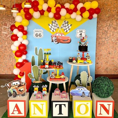 Como decorar una Fiesta de Cars - Rayo Mcqueen Car Centerpieces, Candy Table Decorations, Baby First Tv, Cars (disney) Party, Birthday Pinata, Ideas Fiesta, Cars Ideas, Disney Cars Birthday, Baby Boy 1st Birthday Party