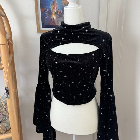 Adorable Velvet Celestial Crop Top With Huge Bell Sleeves! Made Of 95% Polyester 5% Spandex, Never Worn, Tags Still On. Part Of My 3 For 25 Deal, Add 3 Items With The Same Emoji To Get The Deal! Moon Aesthetic Clothing, Moon Goth Outfits, Astrology Aesthetic Clothes, Star Based Outfits, Cosmic Goth Outfits, Star Fashion Aesthetic, Celestial Outfit Ideas, Cosmic Witch Outfit, Cosmiccore Outfits