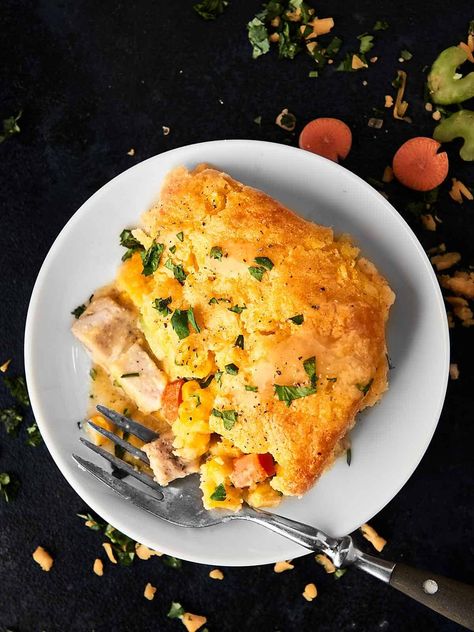 Leftover Turkey Cornbread Casserole Recipe - Thanksgiving Leftovers Leftover Cornbread Recipe, Easy Cornbread, Leftover Cornbread, Cornbread Casserole Recipe, Recipe Thanksgiving, Thanksgiving Leftover Recipes, Cornbread Easy, Turkey Casserole, Cornbread Casserole