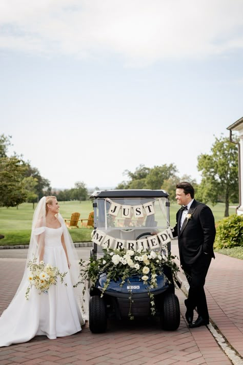 The couple drove off in a golf cart at their NJ country club wedding https://www.weddingchicks.com/real-weddings/luxury-weddings/new-jersey-country-club-wedding/ Wedding Golf Course, Wedding Flavors, Diy Destination Wedding, Just Married Sign, Wedding Photo Shots, Golf Wedding, Easy Wedding Planning, Indie Wedding, Bride's Bouquet