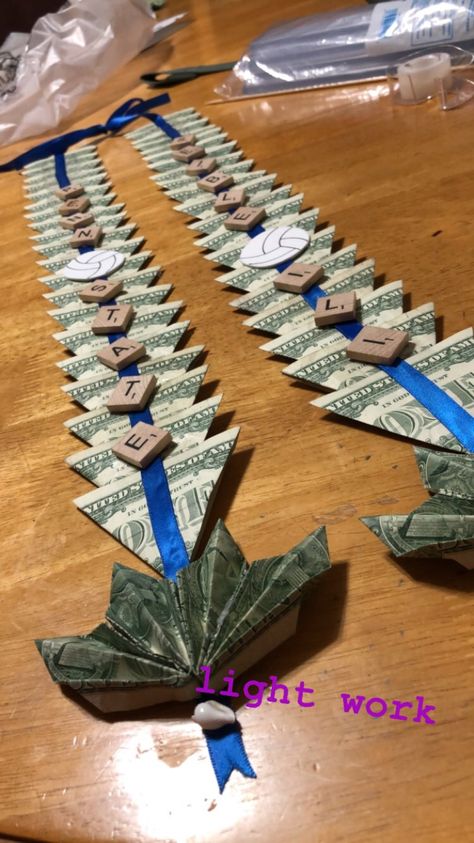 Graduation Money Garland Necklace, Money Garland Graduation, Money Garland, Money Craft, Grad Leis, Graduation Garland, Money Lei Diy, Lei Ideas, Graduation Leis Diy