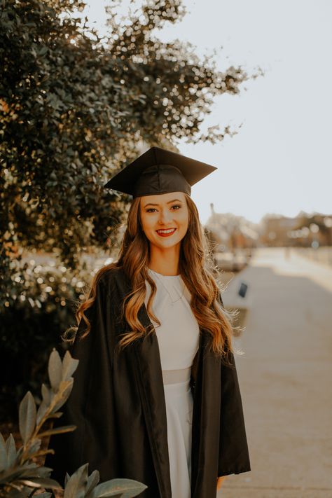 Cap Photography, Graduation Dress College, Cap And Gown Photos, Graduation Pic, Graduation Pics, Graduation Photography Poses, Blue Graduation, Graduation Poses, Graduation Picture