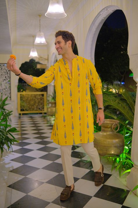 Mehandi Outfits For Men, Yellow Kurta Men For Haldi, Haldi Kurta For Men, Yellow Kurta Men, Mehendi Theme, Kurta Poses, Haldi Kurta, Shadi Season, Antar Agni