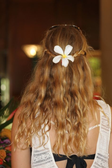 Hawaiian hair Easy Hawaiian Hairstyles, Hawaii Hairstyles, Hawaii Hairstyle, Hawaii Hair, Hawaiian Hair, Beach Wedding Pink, Hawaiian Hairstyles, Hawaii Outfits, Toddler Hairstyles Girl