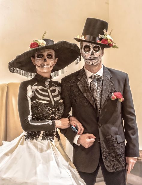 Day Of The Dead Couple Costume, Day Of The Dead Makeup Men, Male Halloween Costumes Men, Halloween Costumes Male, Ideas Para Halloween, Dead Costume, Halloween Parejas, Dramatic Dresses, Day Of The Dead Party