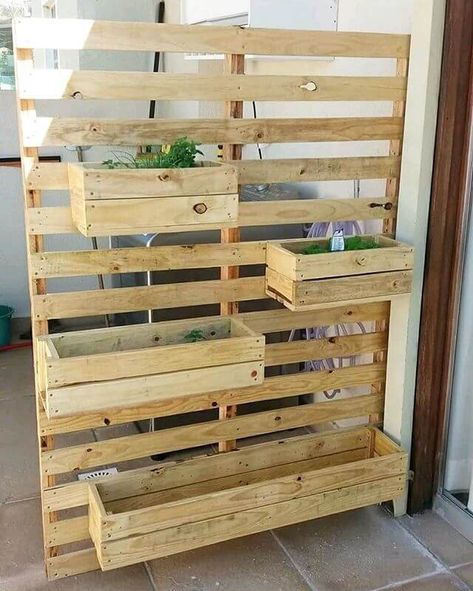 Pallet Planter Diy, Diy Pallet Decoration, Diy Wood Pallet, Upcycled Furniture Diy, Vertical Planter, Pallet Planter, Pallet Creations, Pallet Decor, Wooden Pallet Projects