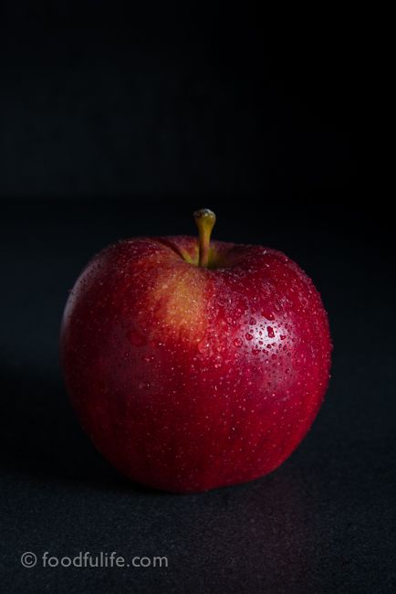 One week photo challenge : Photographing apples Day 5. See more details on foodfulife.com Fruit Dressing, Apple Picture, Dark Food Photography, Background Food, Apple Painting, Food Art For Kids, Still Life Images, Perspective Photography, Fruit Wallpaper