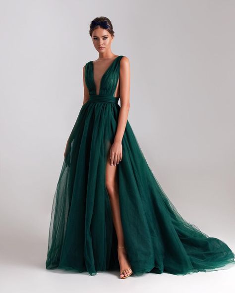 Milla Nova™ on Instagram: “Emerald green for a wedding? Why not? Flawless @milla tulle dress with a long train now available at online store.” Gowns Dresses Indian, Milla Dresses, Green Evening Gowns, Sheer Sleeve Dress, Tulle Party Dress, Emerald Dresses, Strapless Party Dress, Tulle Maxi Skirt, Look Formal