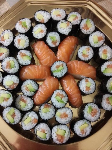 Une recette très simple de riz pour faire vos sushis grâce à votre cookeo. C'est comme au restaurant (mais en mieux) ! Sushi Platter, Different Types, Cucumber