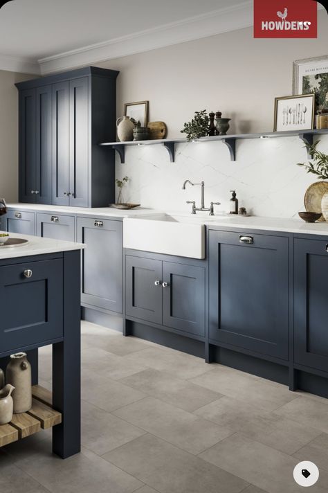 Howdens Chilcomb, Kitchen Howdens, Navy Kitchen Cabinets, Indigo Kitchen, Blue Shaker Kitchen, Navy Blue Kitchen Cabinets, Dark Blue Kitchens, Howdens Kitchens, Frame Kitchen