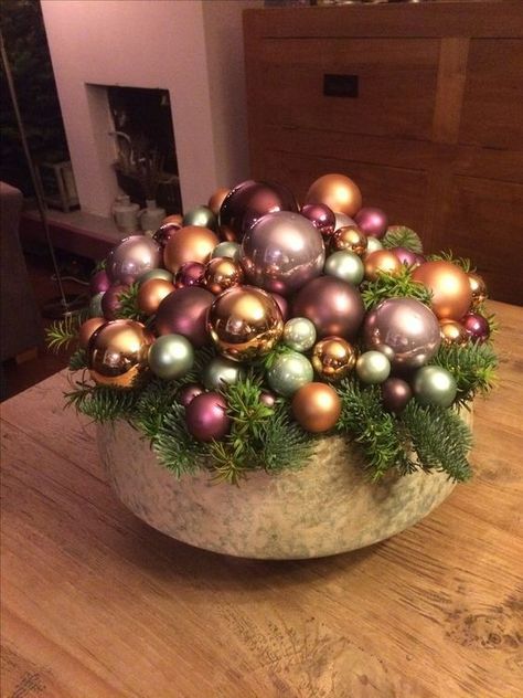 Christmas Crafts With Ornament Balls, Art Floral Noel, Vintage Jewelry Diy, Christmas Flower Arrangements, Dekor Diy, Christmas Arrangements, Holiday Centerpieces, Christmas Flowers, Christmas Crafts Decorations