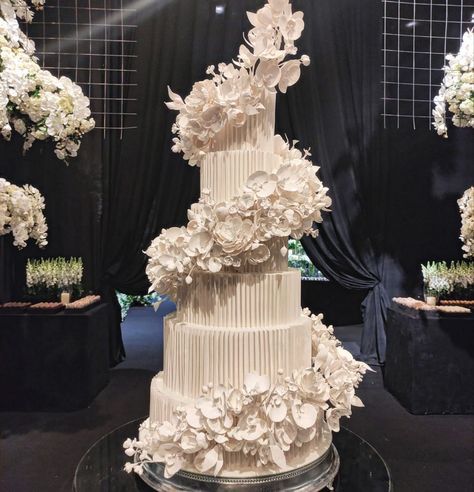 Extravagant Wedding Cakes, Dream Wedding Reception, Big Wedding Cakes, Dream Wedding Decorations, Dream Wedding Cake, Extravagant Wedding, Luxury Wedding Cake, Luxury Wedding Decor, Wedding Backdrop Design