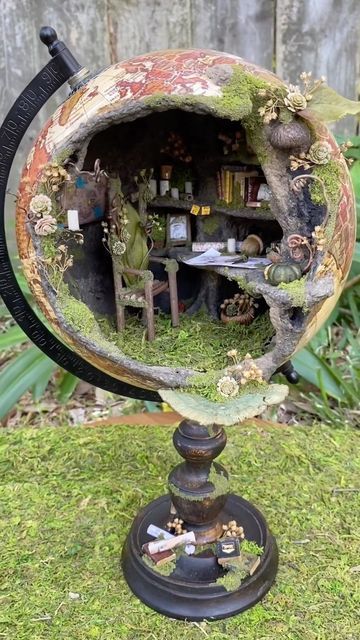 Fairy Miniature Garden, Fairy Diorama Ideas, Diy Fairy Doll House, Fairy Diaroma, The Borrowers Aesthetic, Fairy Garden Crafts Diy, Borrowers Aesthetic, Farie Houses, Diy Fantasy Decor