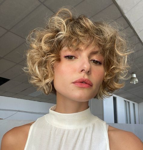 Curly Bob Hairstyles Blonde, Blonde Curly Bob With Bangs, Grey Curly Bob Hairstyles, Curly Bob With Bangs Hairstyles, Short Curly Hairstyles Blonde, Shirt Curly Hair With Bangs, Short Curly Haircuts 2023, Curly Short Hair Blonde, Very Short Curly Hair With Bangs