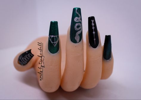 Slytherin Nails Short, Harry Potter Acrylic Nails Slytherin, Slytherin Acrylic Nails, Slytherin Nails Aesthetic, Slytherin Nails Acrylic, Slytherin Aesthetic Nails, Slytherin Inspired Nails, Slytherin Nail Ideas, Slytherin Nail Art