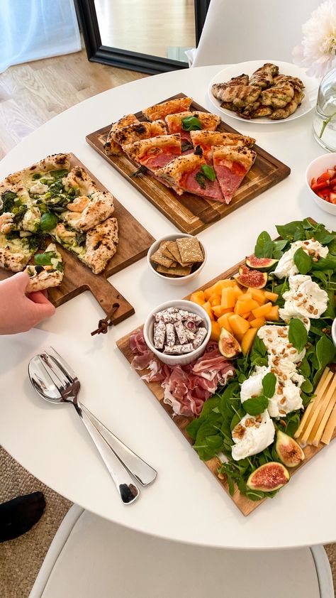 Pizza Grazing Board, Italian Food Birthday Party Ideas, Pizza And Pasta Dinner Party, How To Host A Pizza Party, Pizza Platter Ideas, Pizza Night Ideas Parties, Italian Aperitivo Aesthetic, Italian Platter Ideas, Italian Food Buffet Ideas Parties