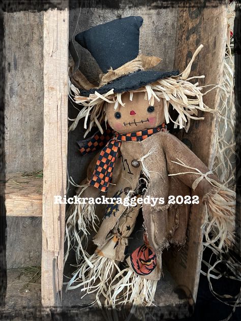 Adorable 15 inch primitive scarecrow. Lots of personality! Primitive Dolls Handmade, Vintage Pumpkins, Primitive Scarecrows, Scarecrow Doll, Fall Scarecrows, Primitive Santa, Fall Sewing, Primitive Fall, Primitive Halloween