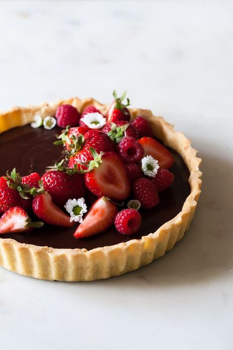 Classic Chocolate Tart with buttery crust, raspberries, and strawberries Chocolate Ganache Tart, Asian Cake, Sweet Pie, Chocolate Filling, Chocolate Tart, Decadent Chocolate, Sweet Tarts, Tart Recipes, Easy Cake Recipes