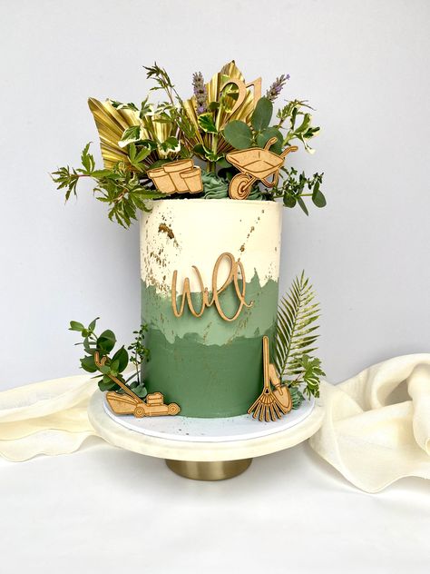 Woogen charms and plenty of foliage with a splas of gold Cake For A Gardener, Plant Themed Birthday Cake, Plant Cakes Ideas, Plant Cakes, Army Cake, Backyard Dinner, Backyard Dinner Party, Baby Boy Birthday Cake, 70th Birthday Cake