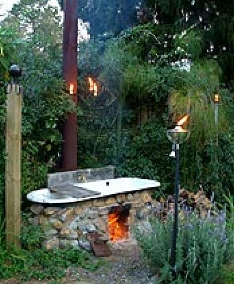 Clawfoot Outdoor Tub, Bathtubs Outside, Cast Iron Hot Tub, Bathtub In The Garden, Bathtub Outside, Outside Tub, Outdoor Bathtub Ideas, Outdoor Bath House, Outside Bathtub