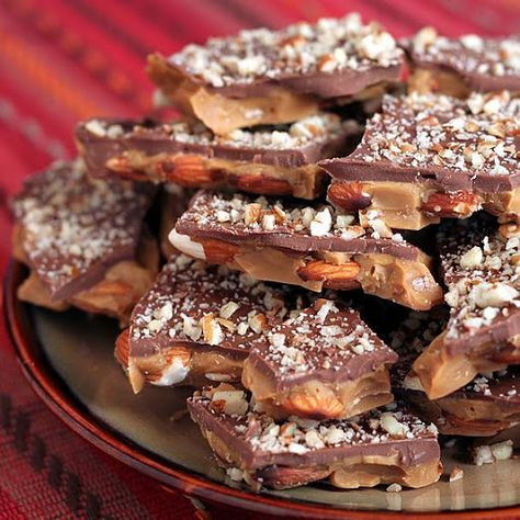 Oh, so yummy! The brittle is poured over the roasted almonds, and then covered in chocolate and topped with pecan pieces. This will go fast! Best Toffee Recipe, The Best Toffee Recipe, Almond Brittle, Toffee Recipe, Homemade Candies, Candy Desserts, Chocolate Almonds, Yummy Sweets, Eat Dessert