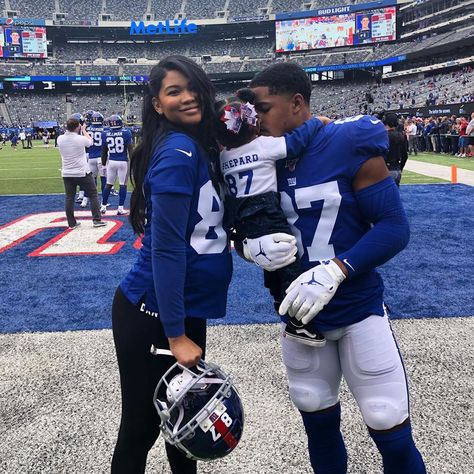 Sydney Simpson, Football Relationship Goals, Football Relationship, Nfl Wives, Couple With Baby, Football Girlfriend, Goals Football, Footballers Wives, Football Couples