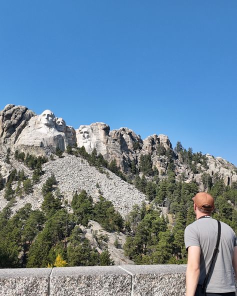 We’ve found the best photo ops at this popular historic landmark, seen in many movies! 🎥 We visited the famous Mount Rushmore last month on our road trip around South Dakota. And let us tell you… it did NOT disappoint. It is such an incredible historic place, no wonder it is used so much in movies. Due to its history and popularity however it is a very busy place! We explored the site and found the best photo opportunity spots without the huge crowds. 📌 Save this post to get the best pho... Us Landmarks, Tourist Photos, South Dakota Road Trip, America Trip, Photo Opportunity, Adventure Inspiration, Very Busy, Aesthetic Photos, Best Photo