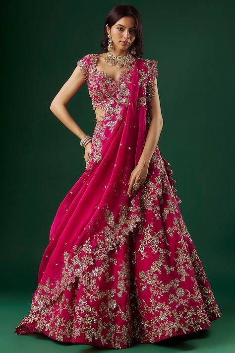 Hindu Engagement Dress, Lenga Design Latest, Lenga Blouse Design Ideas, Lehangas Designs Latest, Duppata Draping On Lehenga, Lehanga Draping Style, Marwadi Lehenga, Duppata Drape, Lehanga Designs Latest For Women