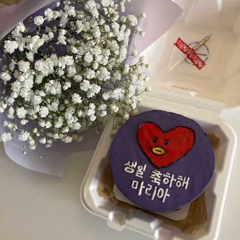 Tata Cake Bt21, Cake Bt 21, Bts Bento Cake, Purple Bento Cake, Birthday Purple Cake, Birthday Concept, Box Cakes, Bts Cake, Birthday Purple