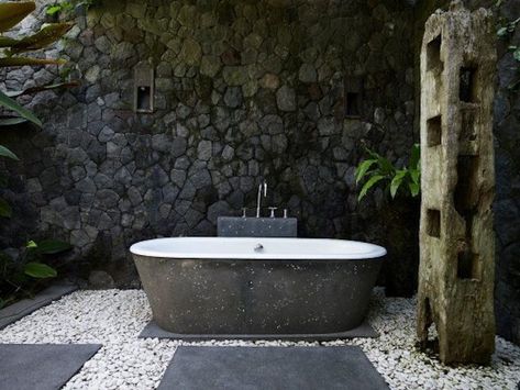 The New Outdoor Bath: 10 Open-Air Tubs for Summer Soaks Diy Outdoor Bathroom, Wabi Sabi Outdoor, Outside Bathtub, Outdoor Bathtub, Air Tub, Claw Foot Bath, Outdoor Tub, Outdoor Baths, Hot Tub Garden