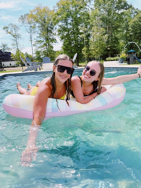 Preppy Pool Pics, Cute Pool Pics With Friends, Cute Pool Pictures With Friends, Pool Photos With Friends, Summer Picture Poses Best Friends, Pool Picture Ideas Instagram Friends, Pool Day Pictures, Pool Pics With Friends, Summer Pics With Friends