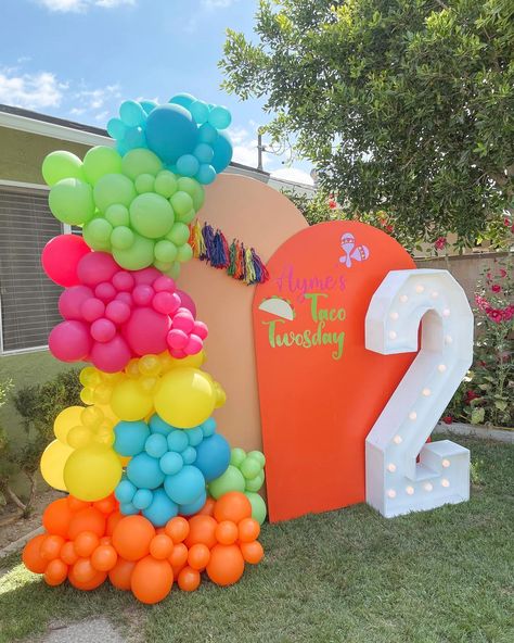 Ayme’s "Taco Twosday" Themed Birthday Party 🌮🌮🌮 This theme was soo cute! #tacotwosday Check out this account for all occasion rentals and decor @_kg_eventss . . . 🎈Like & Follow us to get more tips and inspiration. 🎈Visit the link in our bio to shop for similar balloon garlands.⁠ #Balloons #Birthday #tacotwosdaythemed #DIY #Partysupply #Ballonsupply #partyIdeas Taco Twosday Birthday, Birthday Arch, Hayward California, Taco Twosday, Blush Balloons, Bumble Bee Birthday, Balloon House, How To Make Balloon, 1st Birthday Balloons