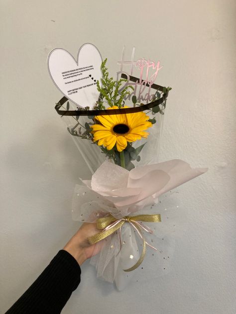 Gerbera wrapped in simple and easy way. Clear wrapping with ribbon. Minimal and chic. Buket Simple, Wrapping With Ribbon, Presentation Bouquet, Simple Reference, Gerbera Bouquet, Simple Bouquet, Bouquet Of Flowers, Single Flower, Presentation